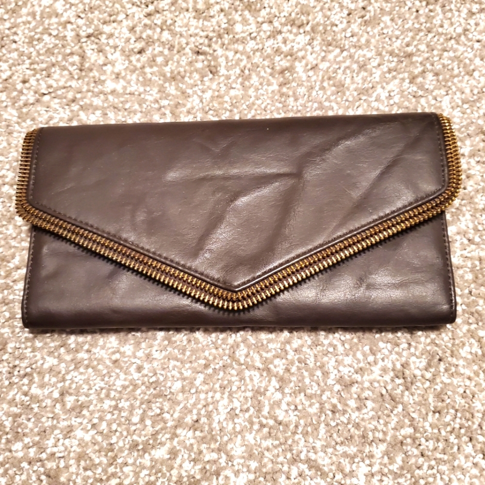 2/$30 like new 👜Matt and natt vegan leather clutch with metal zipper detailing